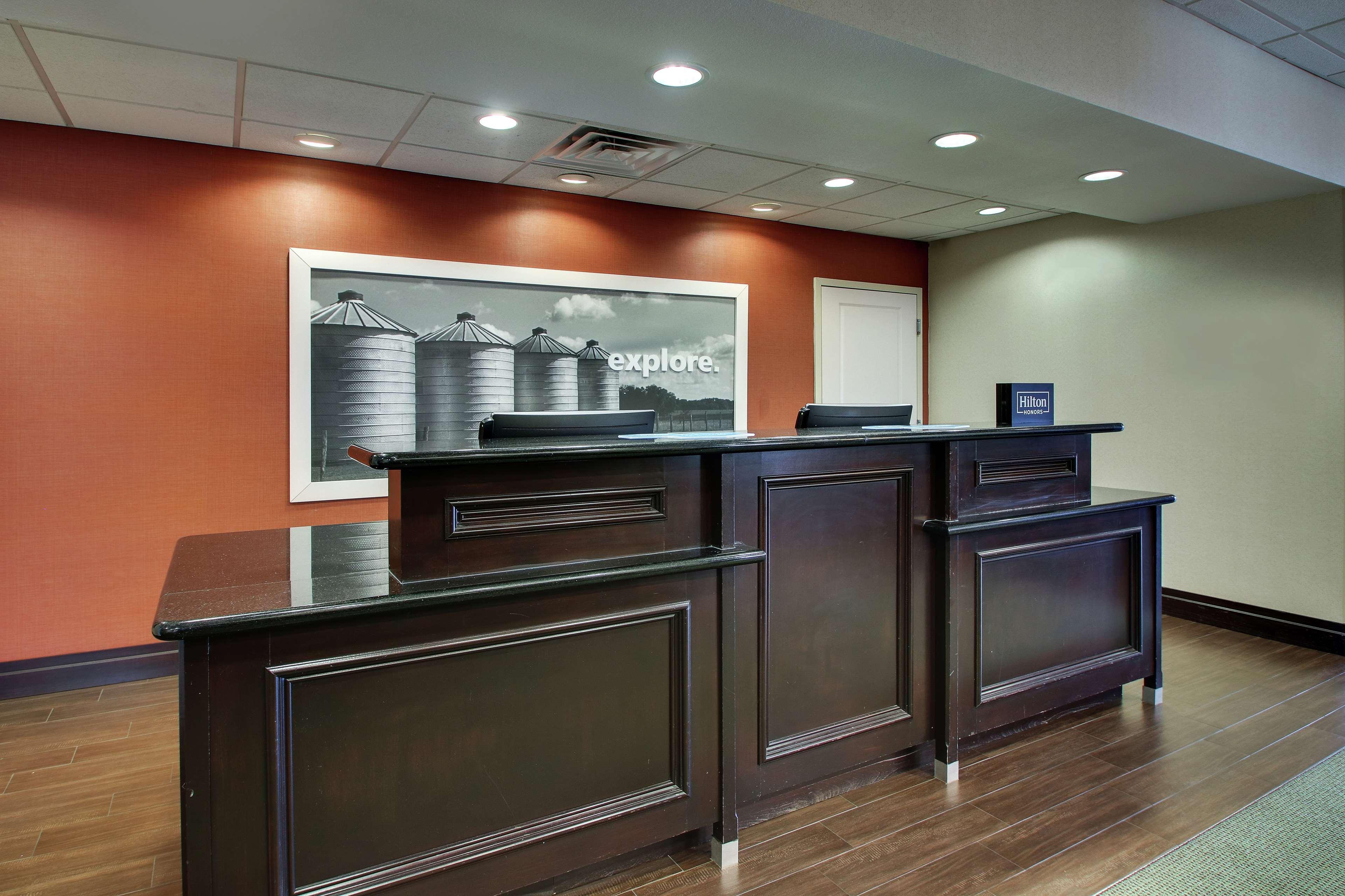 Hampton Inn Vernon Екстериор снимка