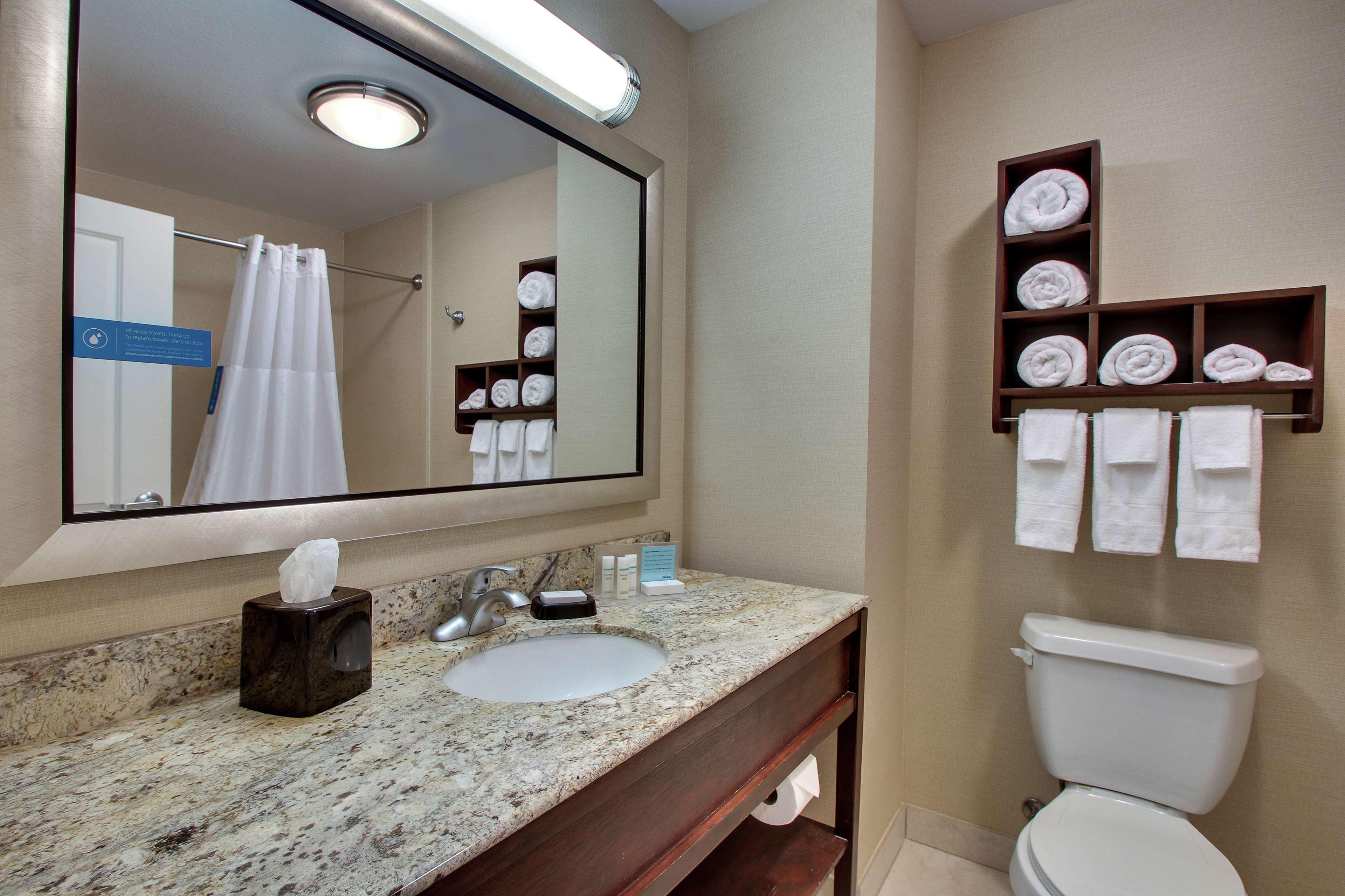 Hampton Inn Vernon Екстериор снимка