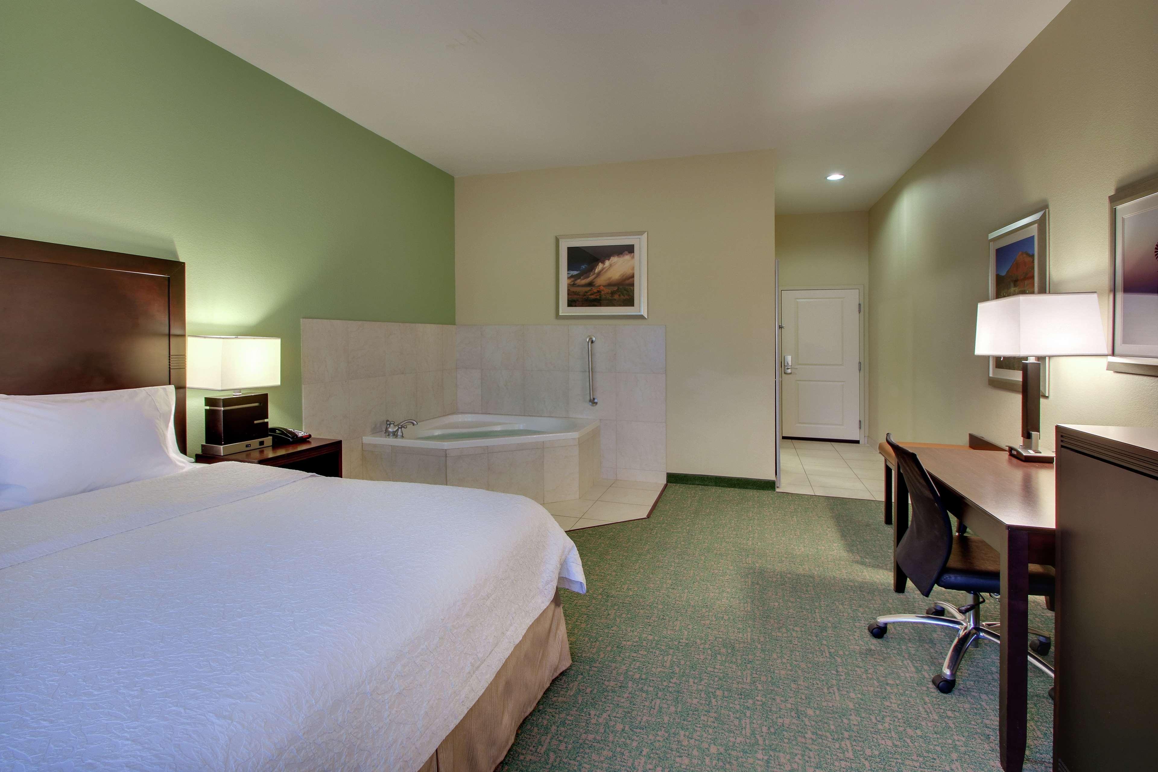 Hampton Inn Vernon Екстериор снимка